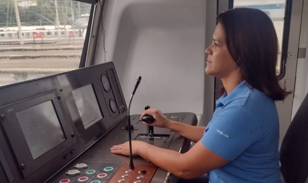 A maquinista Adriana mudou radicalmente seu destino, há 11 anos, quando deixou de ser manicure para conduzir trens — Foto: Divulgação/SuperVia