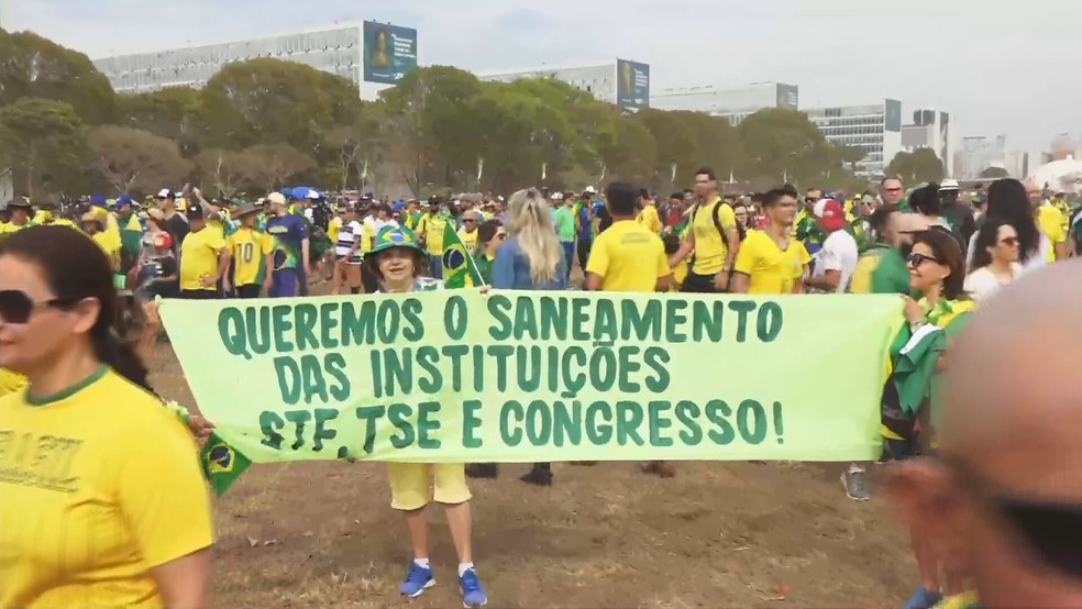 Faixa de apoiadora de Jair Bolsonaro durante 7 de Setembro, em Brasília — Foto: TV Globo/Reprodução