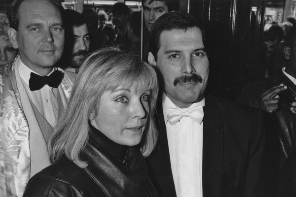 O músico Freddie Mercury (1946-1991) com a ex-noiva, Mary Austin (Foto: Getty Images)