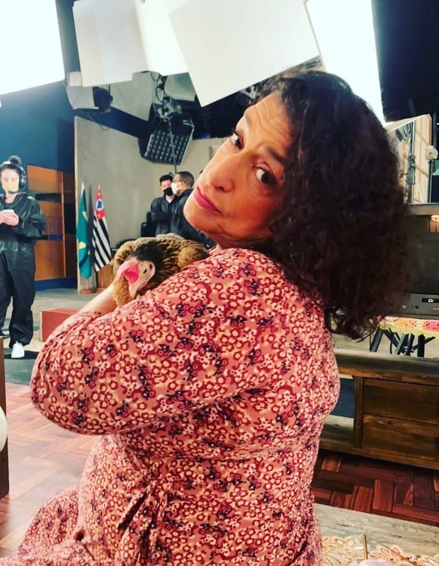 Grace Gianoukas posa com galinha Filipa nos bastidores de Salve-se quem puder (Foto: Reprodução/Instagram)