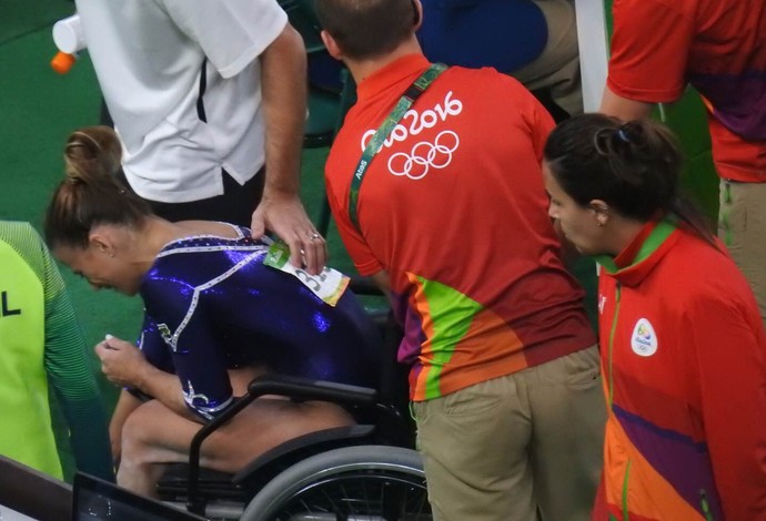 Jade Barbosa deixa arena em cadeira de rodas (Foto: Marcelo Hazan)