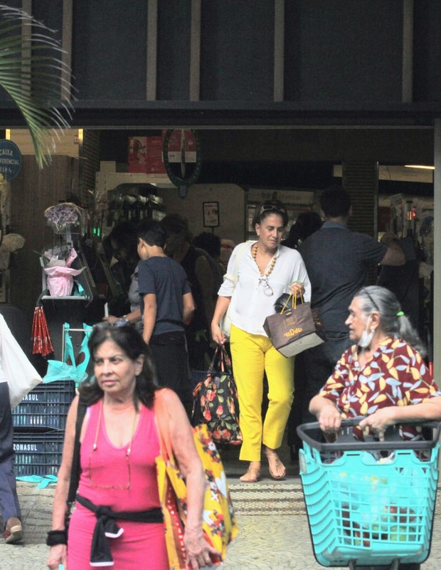 Totia Meireles faz compras em mercado do Rio de Janeiro (Foto: Daniel Delmiro/AgNews)