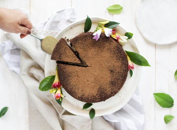 Torta de chocolate vegana, sem farinha e refinados  (Foto: Divulgação/Iuri Poletti)