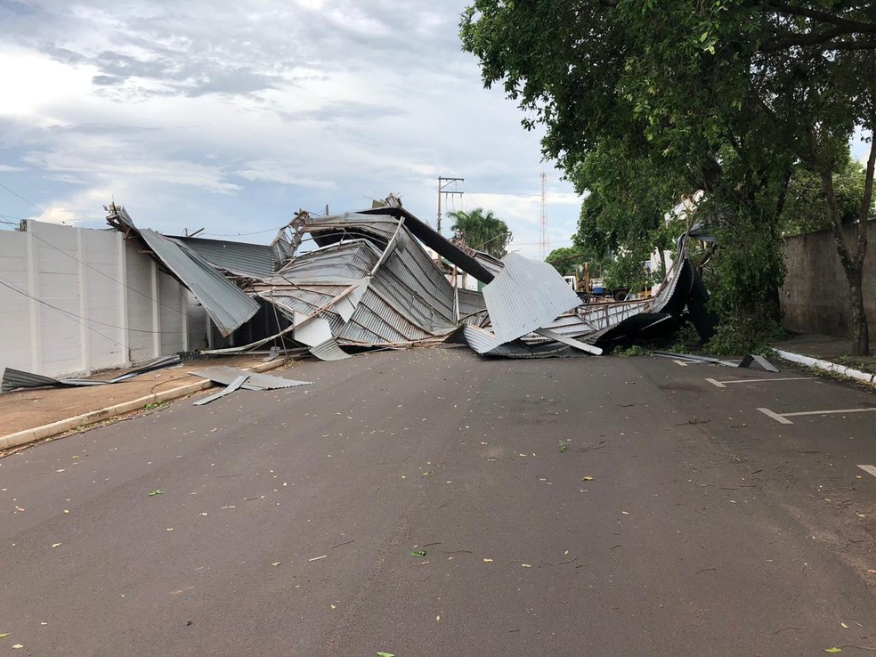 Vendaval derrubou cobertura no Poliesportivo de Adamantina — Foto: David de Tarso/TV Fronteira