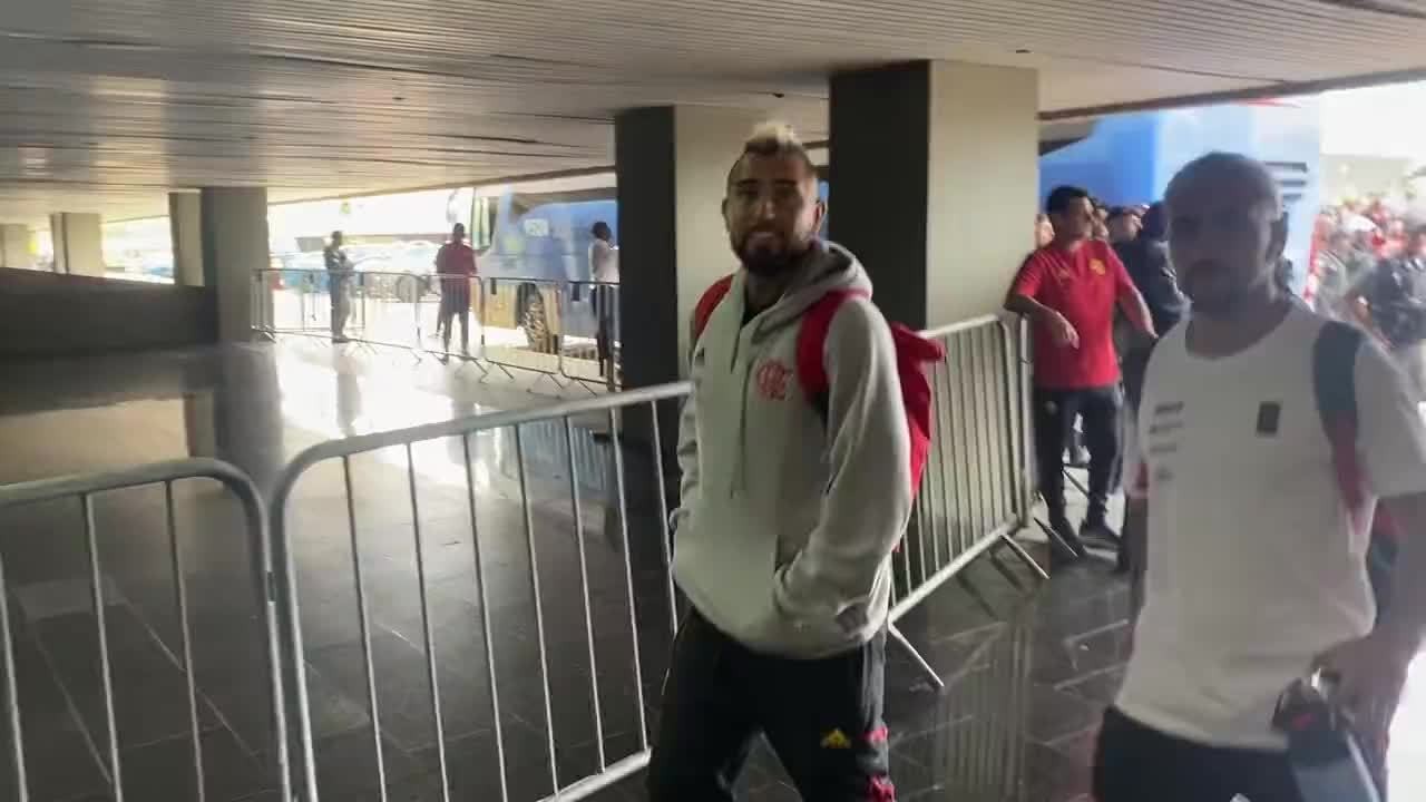 Vidal embarca no Galeão para viagem do Flamengo