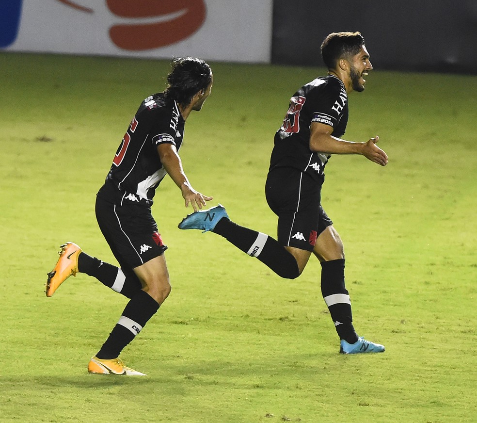 Caio Lopes e Andrey entraram no segundo tempo e deram novo fôlego ao Vasco — Foto: André Durão / ge