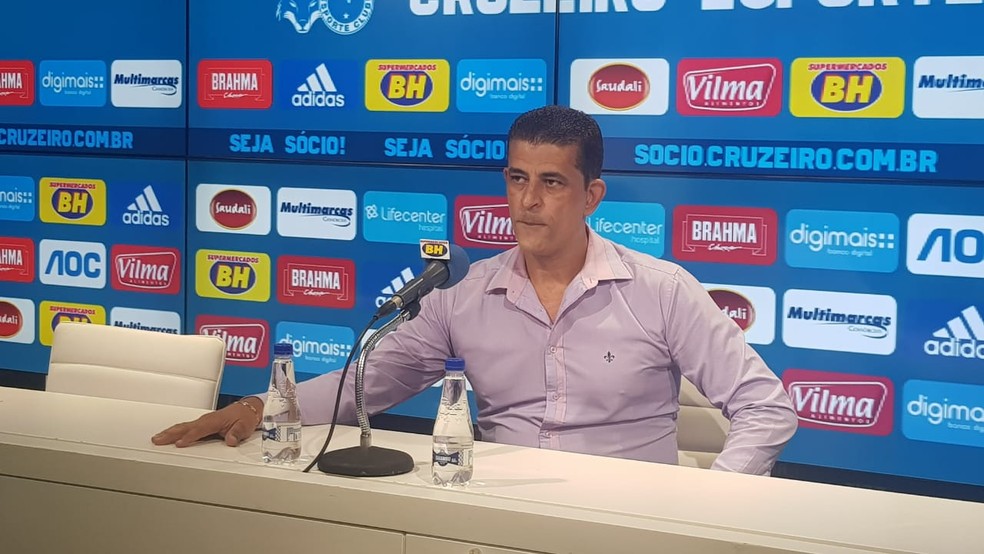 Carlos Ferreira comunicou aos jornalistas a situação sobre Rafael — Foto: Gabriel Duarte/ GloboEsporte.com