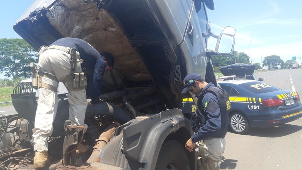 Polícia Rodoviária Federal recuperou caminhão roubado em José Bonifácio — Foto: Polícia Rodoviária Federal/Divulgação