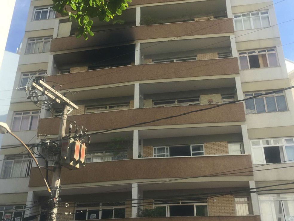 Bombeiros controlaram fogo em apartamento no Centro de Juiz de Fora nesta terça-feira (15) — Foto: Laura Campos/G1