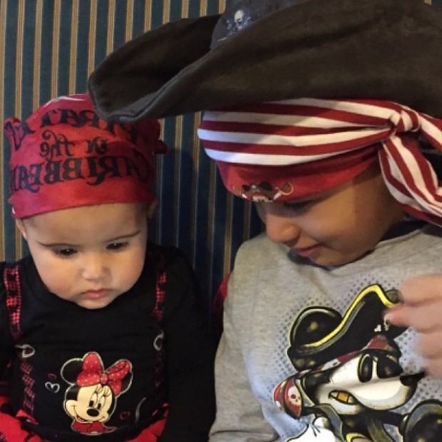 Nivea Stelmann exibe os filhos Bruna e Miguel vestidos de piratas (Foto: Reprodução - Instagram)