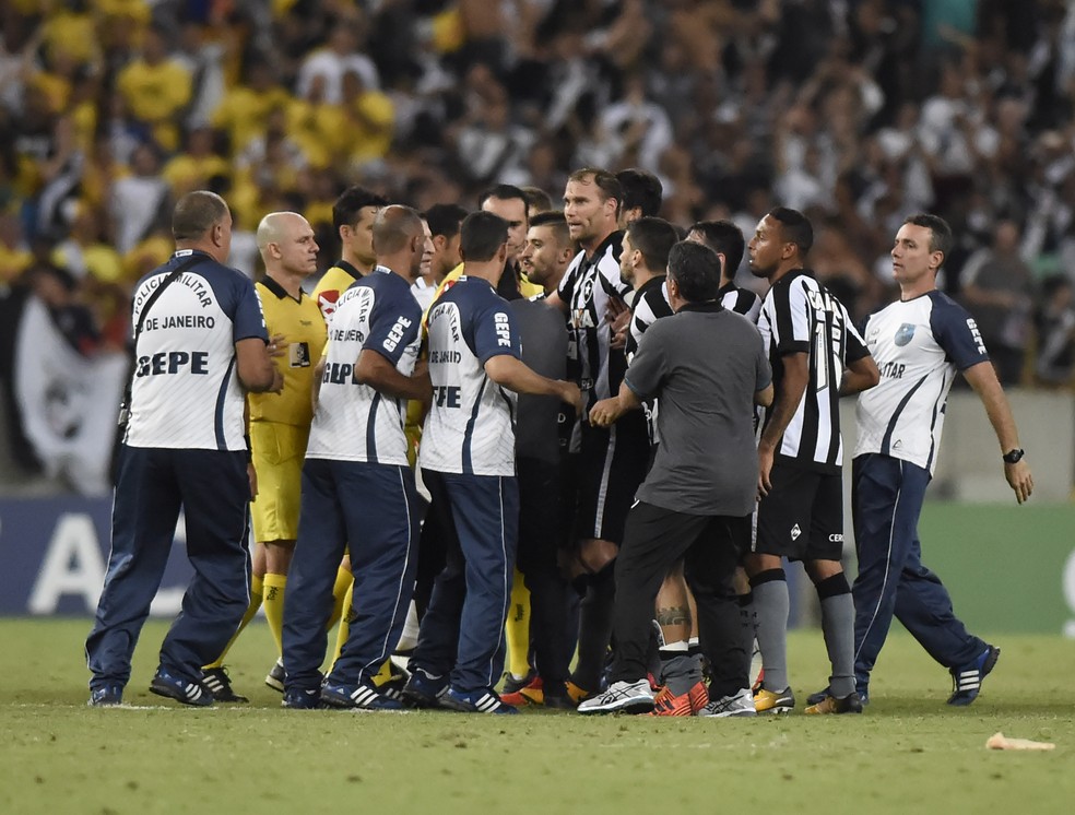 Alvinegros reclamam com arbitragem após derrota  (Foto: André Durão)