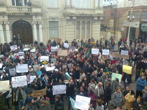 Cerca de 500 manifestantes se reuniram para protestar em Cruz Alta (Foto: Eveline Poncio/RBS TV)