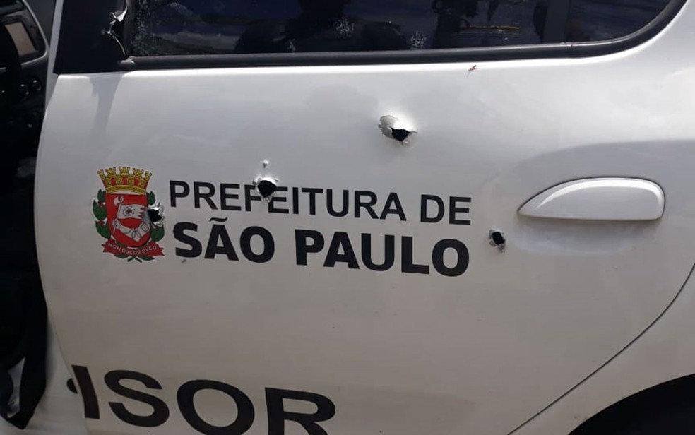 Carro com logotipo da Prefeitura de São Paulo ficou com várias marcas de tiro — Foto: Arquivo pessoal