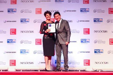 A Consórcio Luiza ficou em 5º lugar na categoria médias nacionais. Quem a recebeu o prêmio foi a diretora Edna Maria Honorato