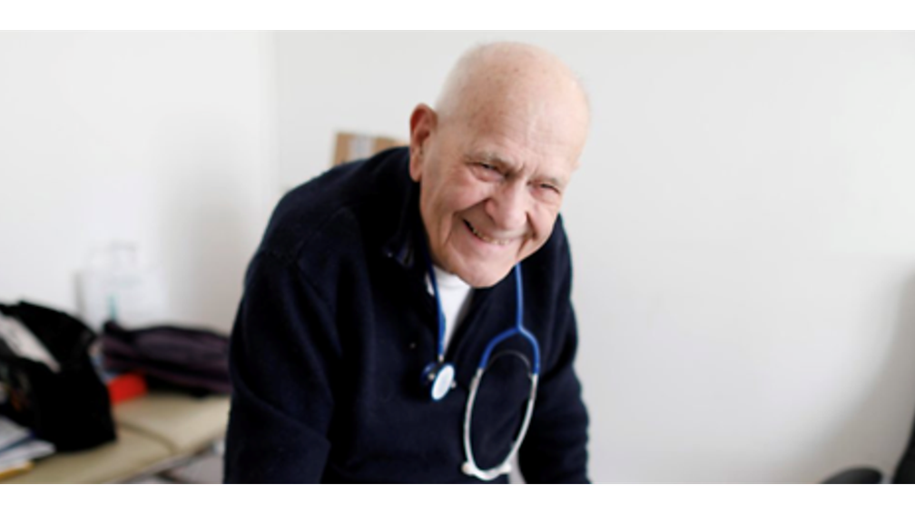 Christian Chenay, o médico de 98 anos que continua visitando pacientes, apesar da pandemia - BBC News Brasil — Foto: BBC
