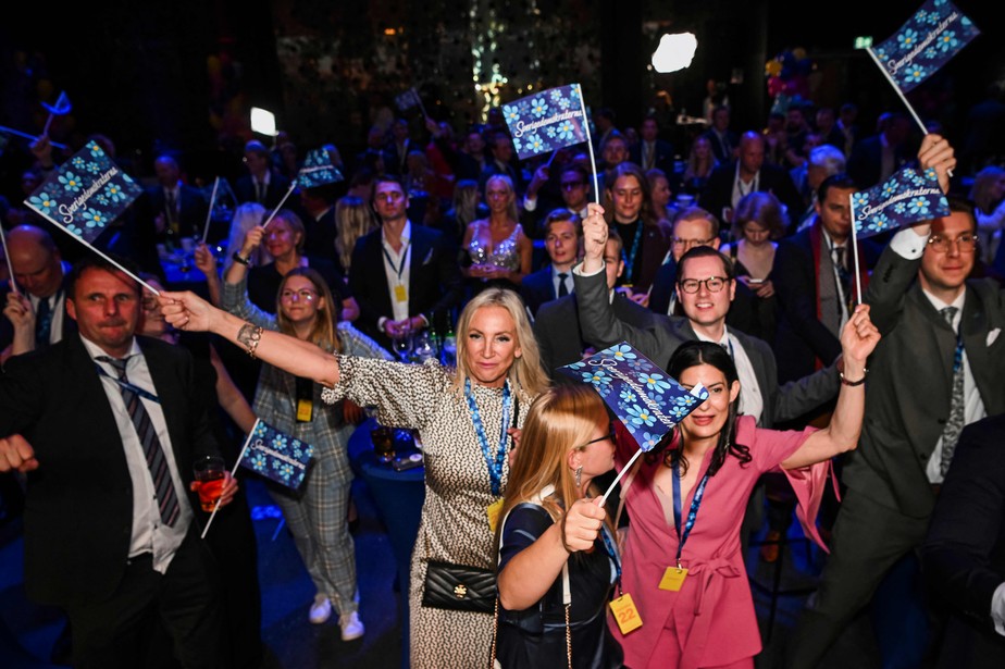 Simpatizantes do partido Democratas da Suécia, de extrema direita, comemoram o bom e inédito resultado nas urnas
