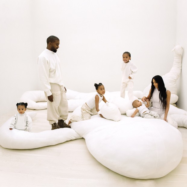 A família Kardashian West posa com escultura de Isabel Rower. A partir da esquerda, Chicago, Kanye, North, Saint, Psalm e Kim (Foto: Jackie Nickerson)