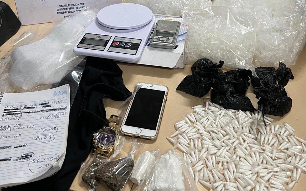 Dupla é flagrada com 268 porções de cocaína e maconha — Foto: Divulgação SSP