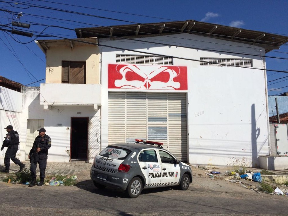 Homem foi assassinado dentro da sede da torcida (Foto: Heloísa Guimarães/Inter TV Cabugi)