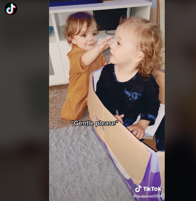 Menino de 3 anos viraliza após lição de paciência com o irmão de 1 ano (Foto: Reprodução/TikTok/lauralove5514)