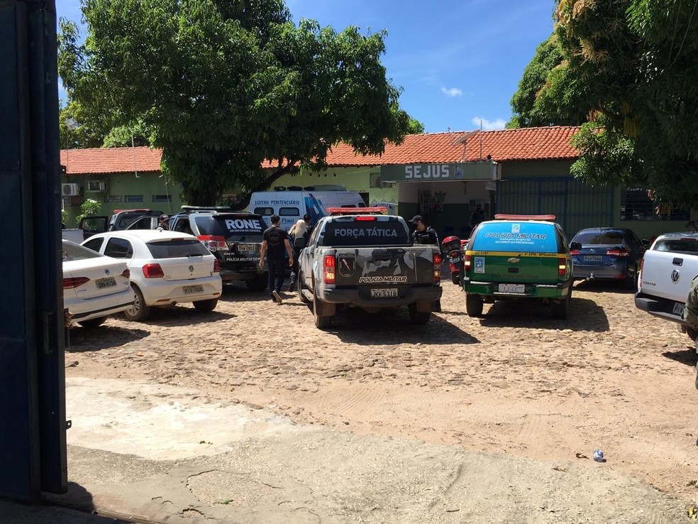 Policiais especializadas durante motim na Irmão Guido, em Teresina — Foto: Murilo Luena/TV Clube