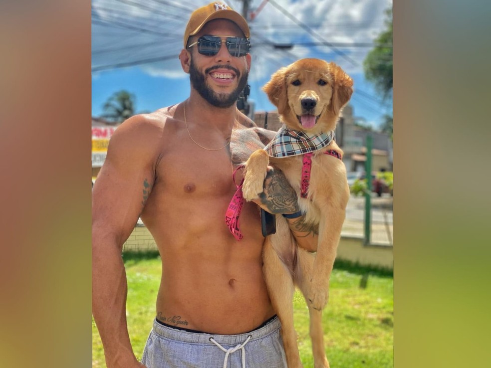 Felipe Lucena estava com o cachorro de estimação quando foi atingido pelos disparos, mas o animal não ficou ferido. — Foto: Arquivo pessoal