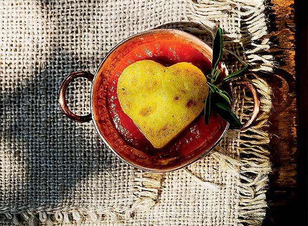 Polenta com chèvre boursin e molho de tomate com manjericão (Foto: Ricardo Corrêa/Editora Globo)