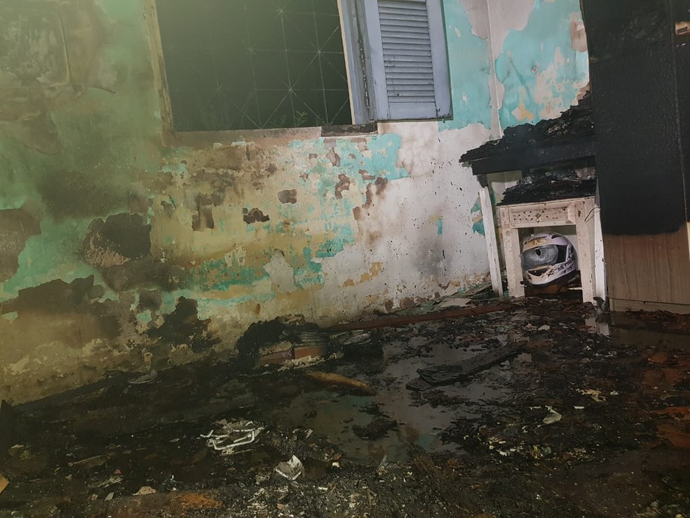 As chamas atingiram um colchÃ£o e mÃ³veis que estavam dentro de um quarto. â€” Foto: Rafaela Duarte/Verdes Mares