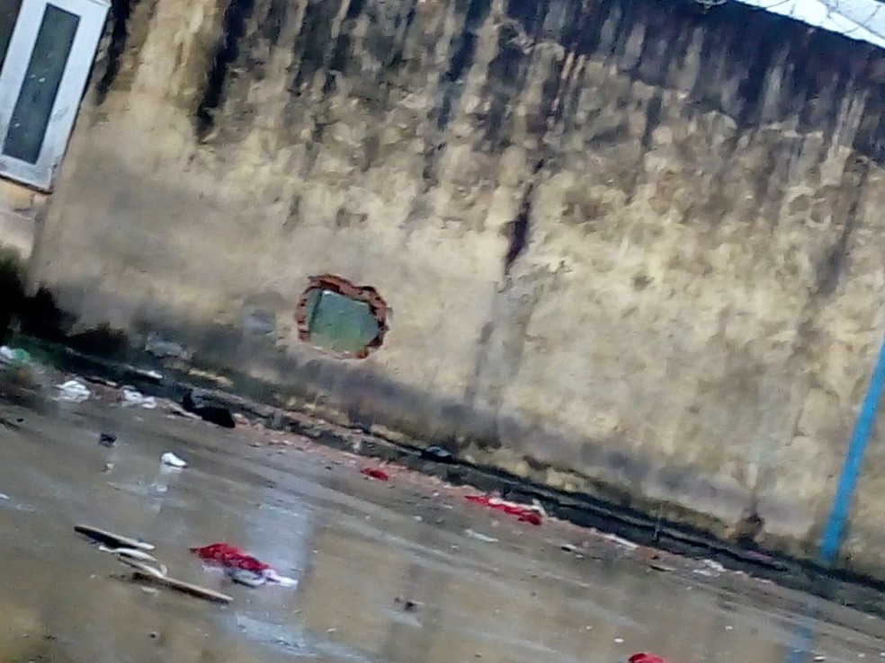 Foram utilizados explosivos contra um dos muros do solÃ¡rio do PavilhÃ£o C (Foto: Susipe)