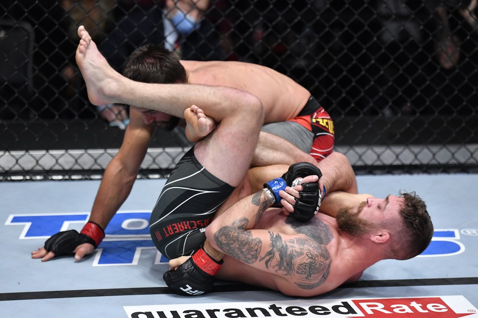 Gerald Meerschaert tenta aplicar uma chave de braço em Dustin Stoltzfus no UFC Lewis x Daukaus — Foto: Getty Images
