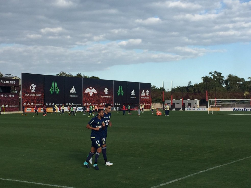 Geuvânio e Rhodolfo correm durante treino do Flamengo (Foto: Raphael Zarko)