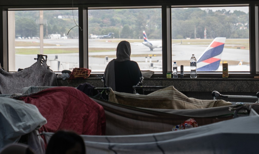 Afegãos no Aeroporto de Cumbica, em Guarulhos — Foto: Fábio Tito/g1