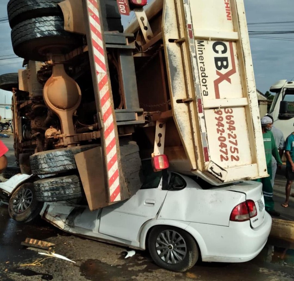 Carro foi esmagado por caminhão caçamba em Várzea Grande — Foto: Arquivo pessoal