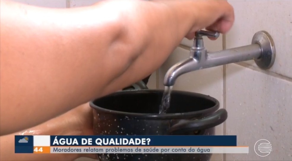 Moradores da Zona Sul de Teresina relatam problemas de saúde por conta da qualidade da água — Foto: Reprodução/TV Clube