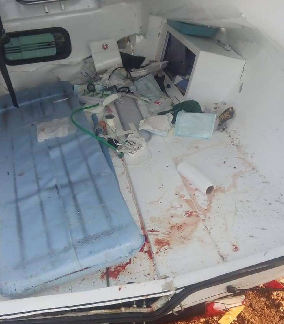 Segundo a PM, passageiros da ambulância que capotou na BR-135, no Piauí, sofreram escoriações — Foto: portalmontealegre.com