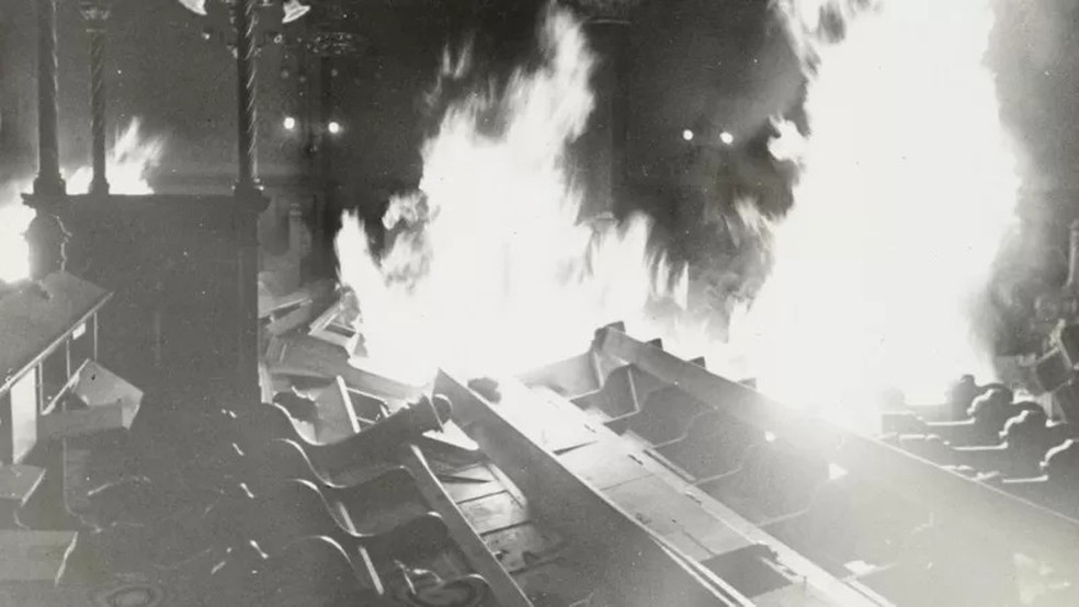 Sinagoga em chamas durante o pogrom — Foto: YAD VASHEM PHOTO ARCHIVE via BBC