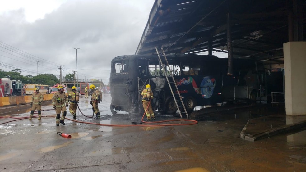 Ônibus pega fogo na Rodoviária de Taguatinga, no DF — Foto: Corpo de Bombeiros/Divulgação