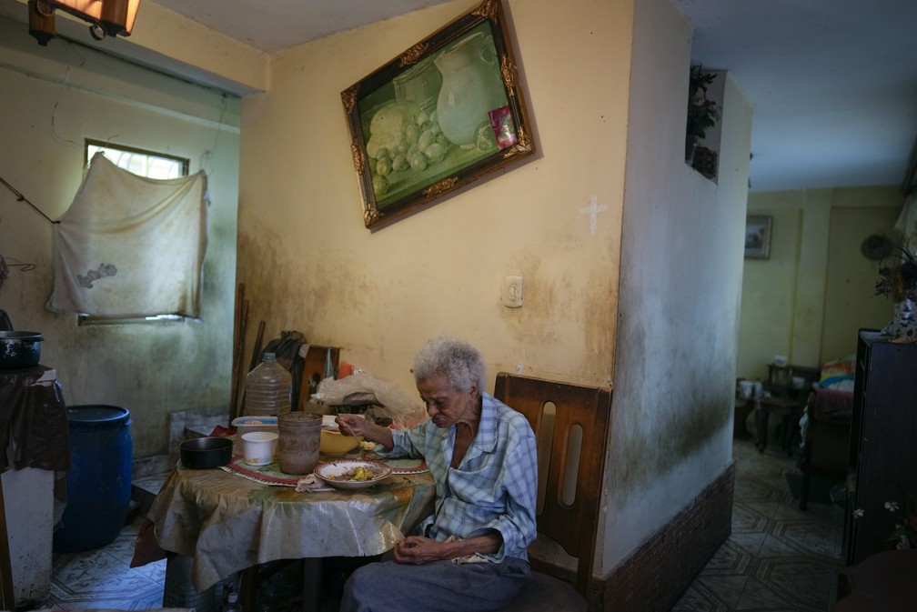 18 de agosto - Zenobia Ansualve, de 88 anos, mora sozinha, não sai de casa por medo do coronavírus e precisa da ajuda de amigos para sobreviver em Caracas, capital da Venezuela — Foto: Ariana Cubillos/AP