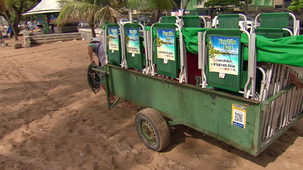 Vice-presidente da Associação dos Barraqueiros de Boa Viagem diz que comerciantes estão com material de trabalho defasado — Foto: Reprodução/TV Globo