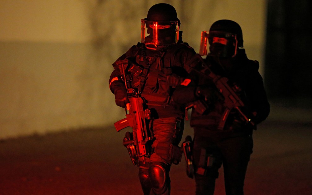 Membros das forças especiais da polícia francesa são vistos durante operação em Meinau, na cidade Estrasburgo, na quinta-feira (13)  — Foto: Reuters/Vincent Kessler