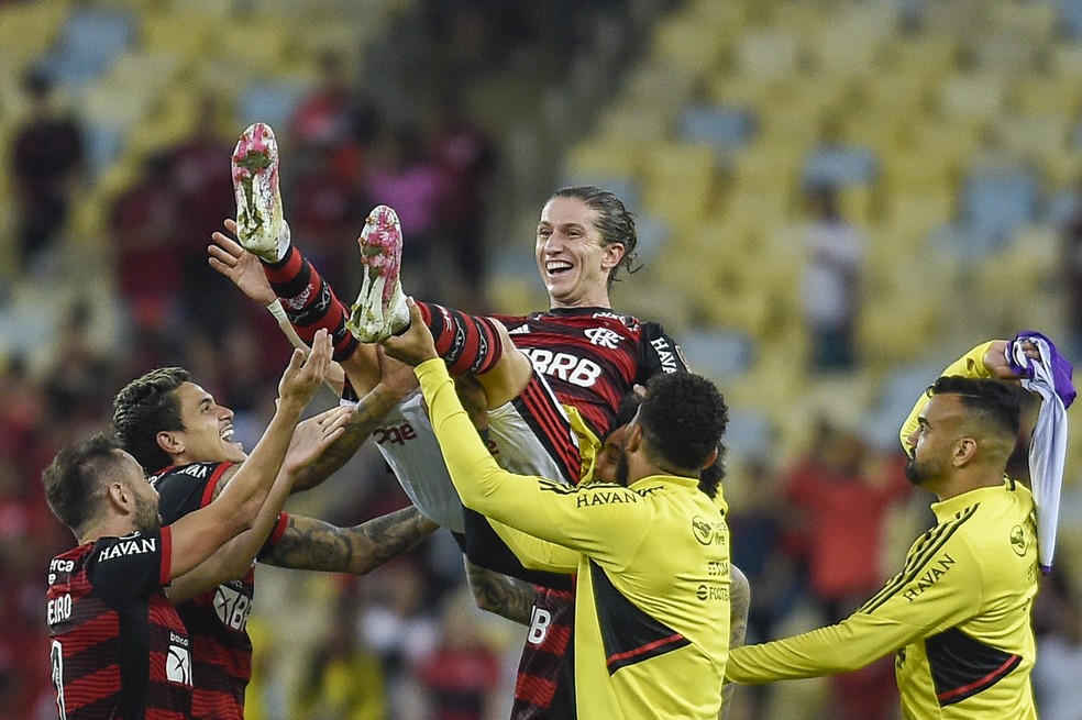 Filipe Luís é jogado para o alto pelos companheiros após vitória do Flamengo sobre o Corinthians — Foto: Marcelo Cortes/Flamengo