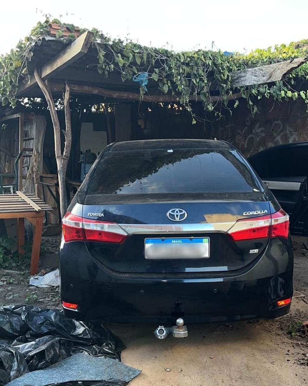 Carro foi recuperado pela polícia na tarde de quinta-feira (12)  — Foto: Cedida