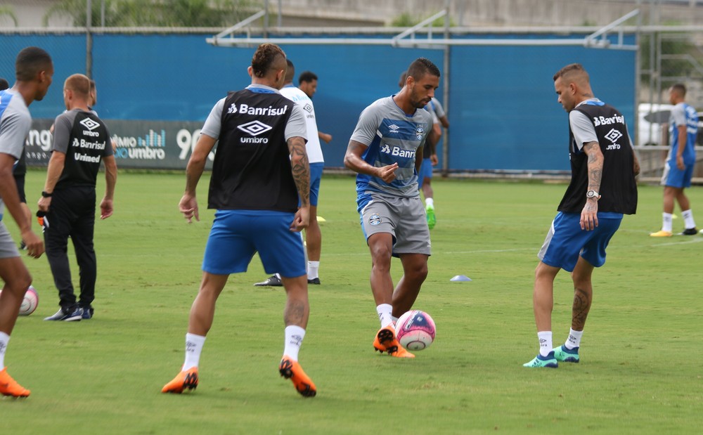 Grêmio faz treino com todos os titulares antes da grande decisão
