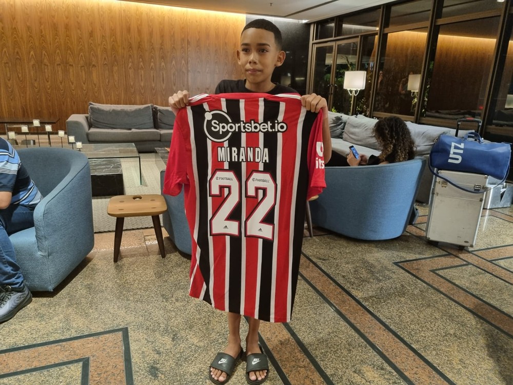 Pequeno torcedor do São Paulo pede presente para o pai, ganha camisa e se emociona