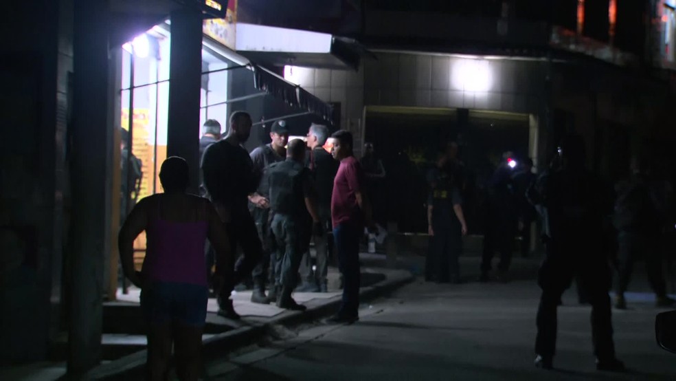 Reprodução simulada da morte da menina Ágatha, no Alemão — Foto: Reprodução/TV Globo