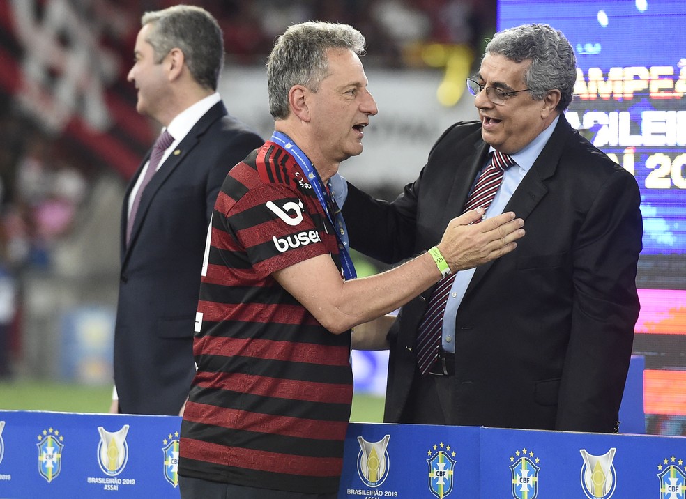 Presidente do Flamengo, Landim recebe medalha pelo t&iacute;tulo do Brasileiro &mdash; Foto: Andr&eacute; Dur&atilde;o