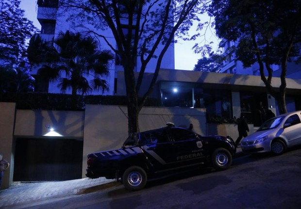Polícia Federal cumpre mandato de busca e apreensão no apartamento do senador Aécio Neves, em Belo Horizonte (Foto: Marcos Alves/Agência O Globo)