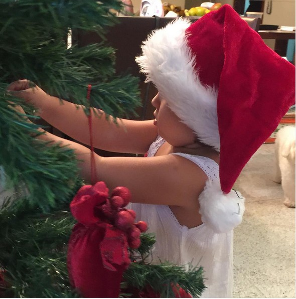 Kyara monta árvore de Natal (Foto: Reprodução/Instagram)