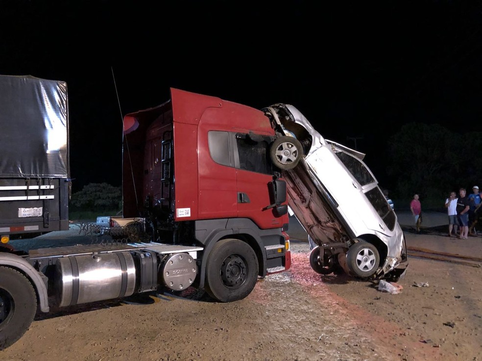 Carro parou com rodas dianteiras em para-brisa de caminhão no Oeste de SC (Foto: PRF/Divulgação)
