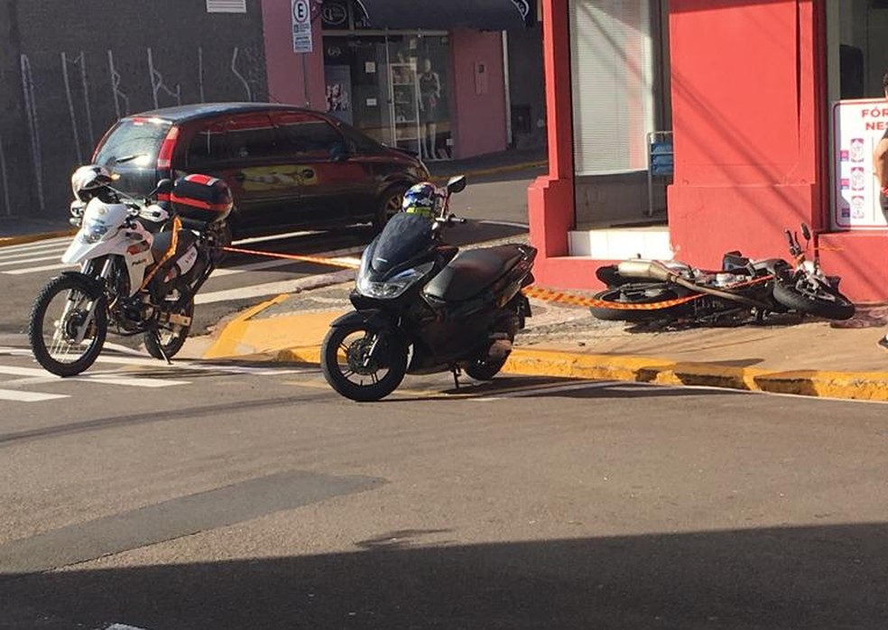 Acidente entre motocicleta e carro foi registrado no Centro — Foto: Stephanie Fonseca/G1
